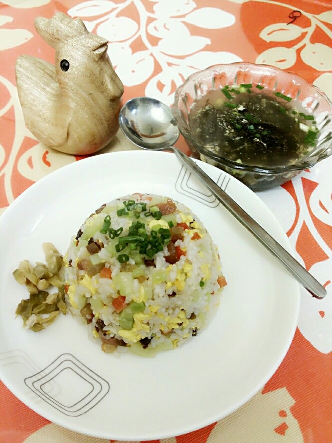 腊肉蛋炒饭
别名“当腊肉遇到饭”