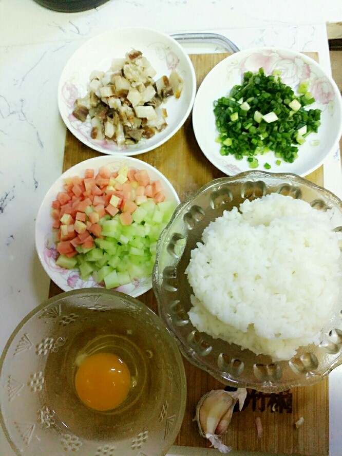 腊肉蛋炒饭
别名“当腊肉遇到饭”,先准备食材