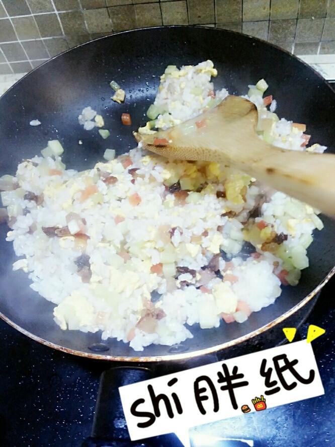 腊肉蛋炒饭
别名“当腊肉遇到饭”,把饭下锅后,放炒好的配菜,一起开大火“炒”起来,起锅的时候放盐和味精。