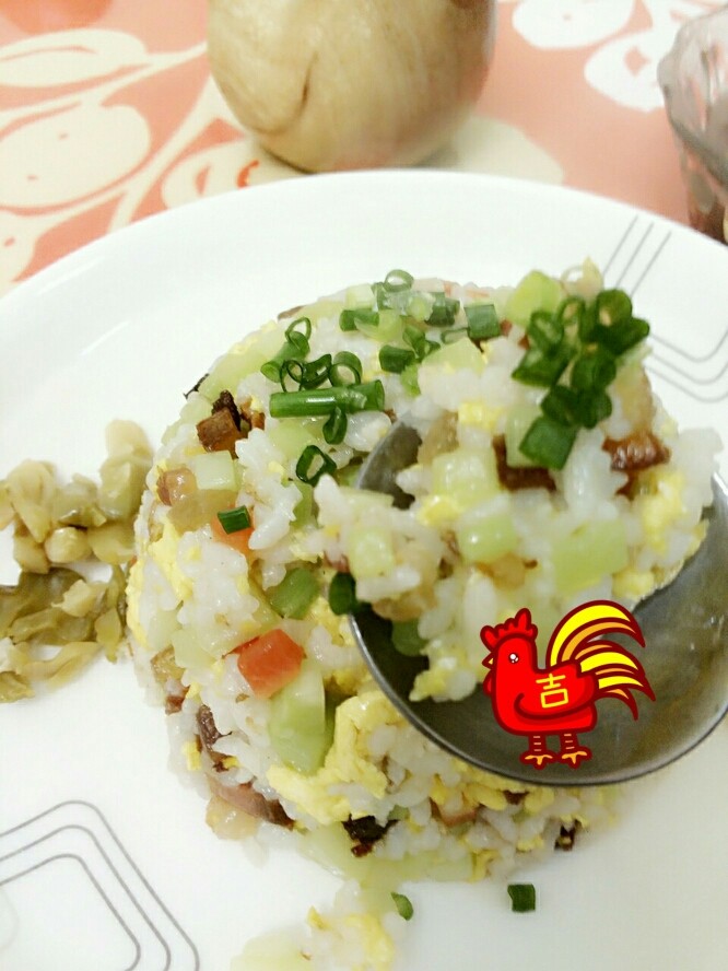 腊肉蛋炒饭
别名“当腊肉遇到饭”,每一口都有满满的幸福感!爆棚!哈哈(ಡωಡ)hiahiahia