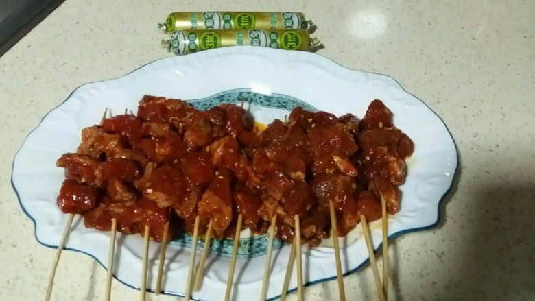 【美味烧烤】,火腿肠切花刀,花姑泡发,腌制一小时左右的肉丁,串一串