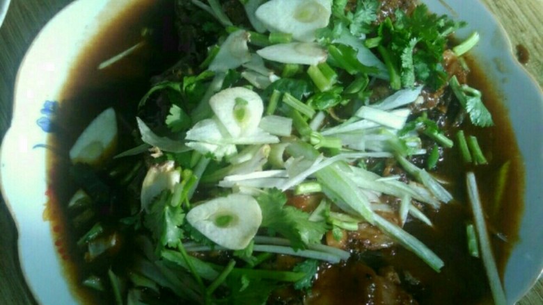 红烧黄花鱼,出锅，撒上葱花，香菜末，蒜末即可