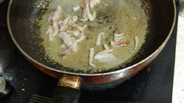 西葫芦炒肉,锅热放油。油至八成熟放入切好的猪肉翻炒片刻