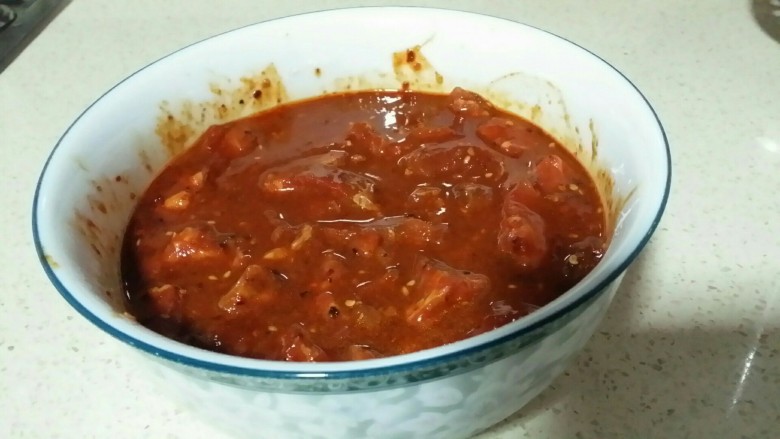 【美味烧烤】,腌制:肉切丁,用竹签扎眼