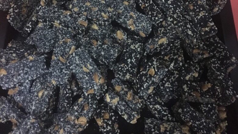 花生芝麻糖,等5-10分钟稍微冷却,切成合适的块即可