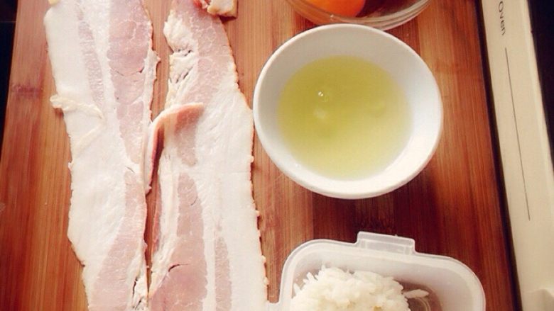 培根卷包饭,准备食材，<a style='color:red;display:inline-block;' href='/shicai/ 9'>鸡蛋</a>清和蛋黄分开