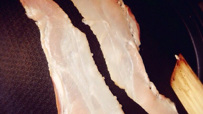 培根卷包饭,平底锅预热，不需要放油，利用培根本身的油把肉煎熟