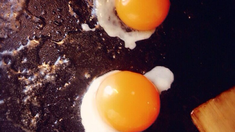 培根卷包饭,利用培根的油，继续煎蛋黄，成型就可以，不要焦了