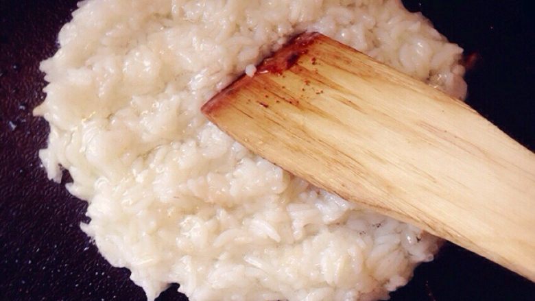 培根卷包饭,米饭拌上蛋清，下锅翻炒