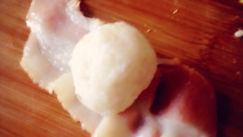 培根卷包饭,用培根把饭团卷起来，用牙签固定