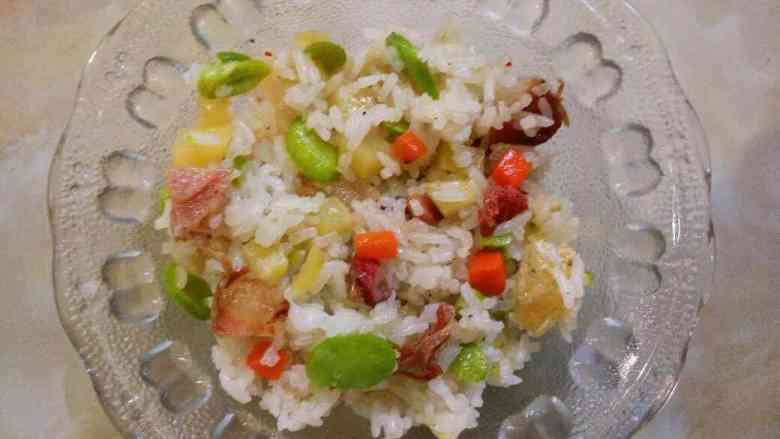 蚕豆香肠焖饭,油锅烧好,依次放入土豆香肠和蚕豆,因为土豆熟的慢,所以先放土豆,外婆93吃不了特别硬的,所以香肠第二放熟就好,喜欢吃香一点的可以先炒香肠