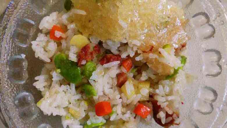 蚕豆香肠焖饭,所有炒熟加入一品鲜酱油和椒盐,起锅把炒熟的料倒入电饭煲搅拌