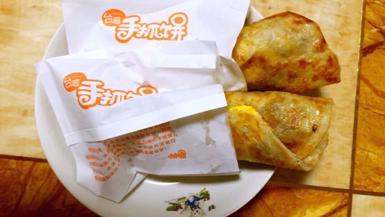 鸡蛋灌饼,香喷喷、脆脆的鸡蛋灌饼,是不是很想吃呢?