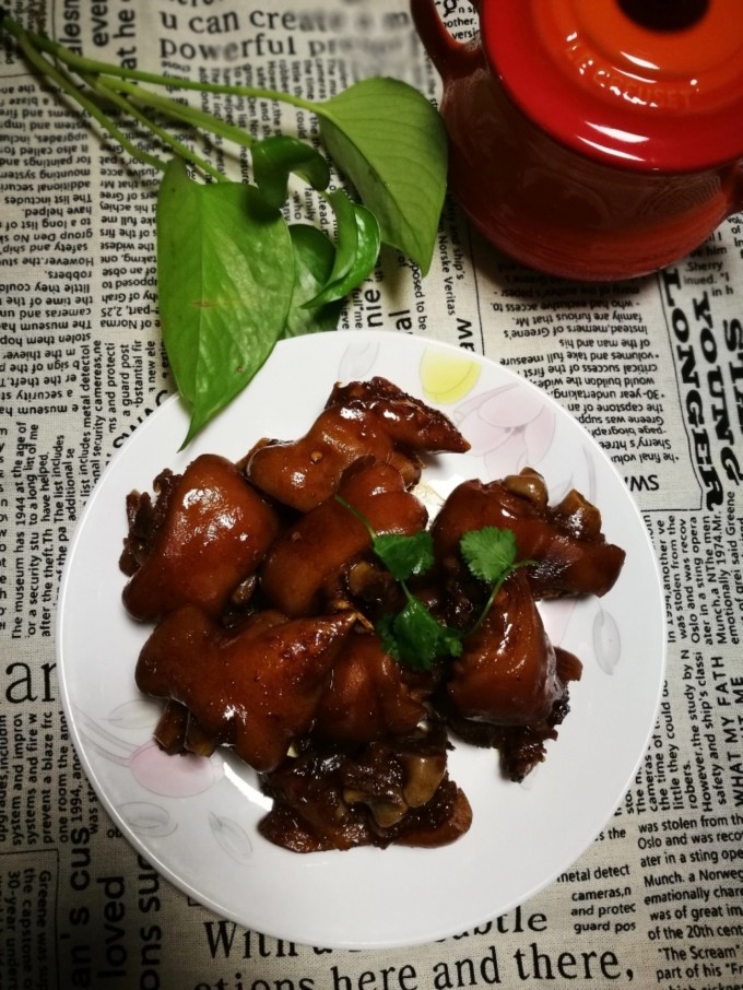 红烧猪蹄,最后放上<a style='color:red;display:inline-block;' href='/shicai/ 131'>香菜</a>美美的摆盘😝👍😍，咬一口，满满的胶原蛋白啊，嘴唇都粘住啦，哈哈😄