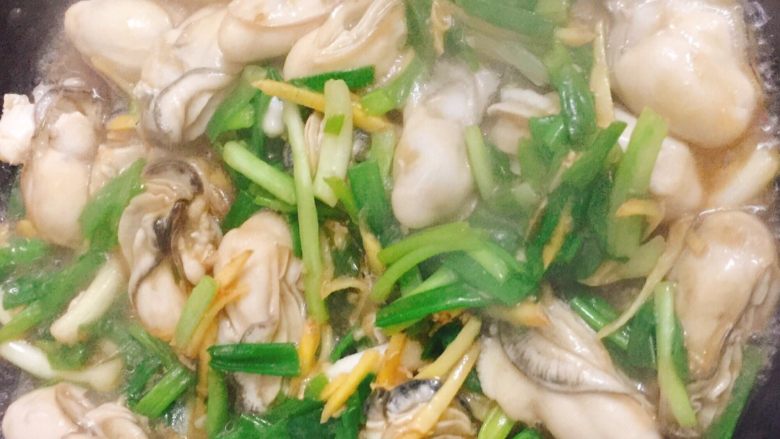 姜葱炒生蚝,热油锅爆香葱白和生姜丝,下生蚝轻轻翻炒后加入调配好的蚝油生粉水
