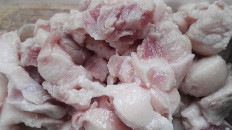 芹菜木耳炒肉,<a style='color:red;display:inline-block;' href='/shicai/ 428'>五花肉</a>焯水