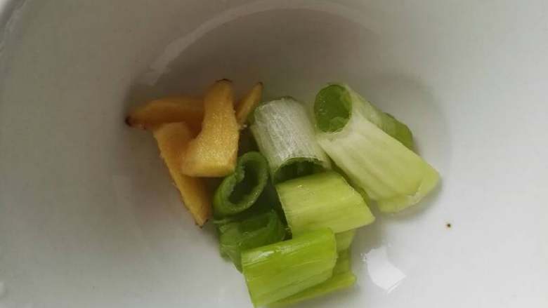 芹菜木耳炒肉,葱切段，姜切片