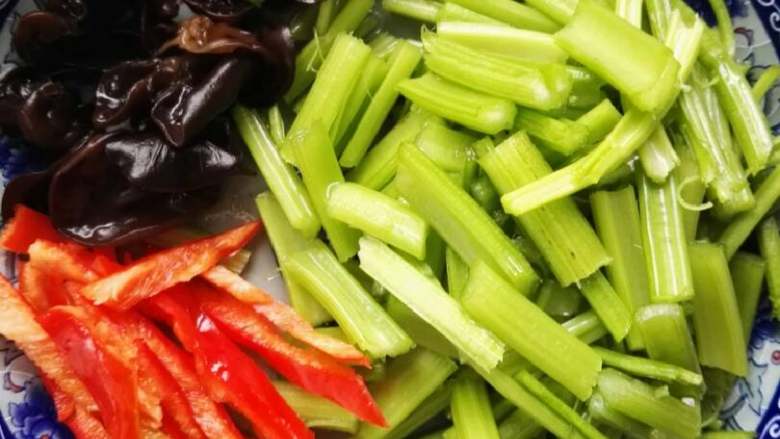 芹菜木耳炒肉,<a style='color:red;display:inline-block;' href='/shicai/ 125'>芹菜</a>切段，红椒切丝，<a style='color:red;display:inline-block;' href='/shicai/ 233'>木耳</a>可以不用切，