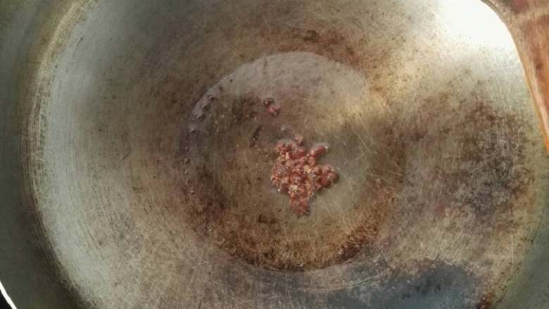 芹菜木耳炒肉,热过倒油，放点花椒炸出香味，然后取出花椒，不然影响口感