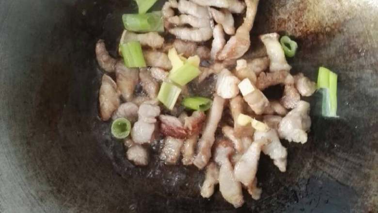 芹菜木耳炒肉,放入葱姜爆香加入适量料酒翻炒1-2分钟