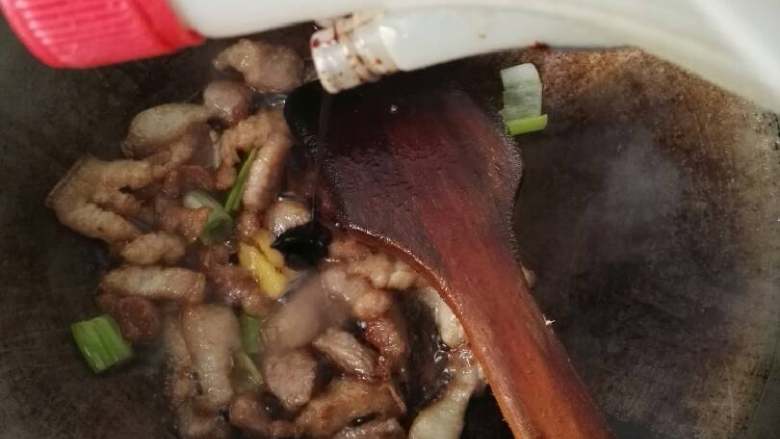 芹菜木耳炒肉,加入适量老抽上色，翻炒均匀