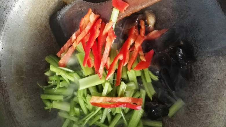 芹菜木耳炒肉,加入芹菜木耳红椒，再加入适量盐，大火炒熟就OK了