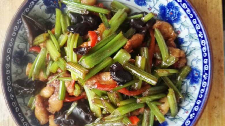 芹菜木耳炒肉,装盘，