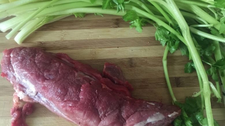 水煮肉片,<a style='color:red;display:inline-block;' href='/shicai/ 435'>里脊</a>肉，<a style='color:red;display:inline-block;' href='/shicai/ 125'>芹菜</a>，<a style='color:red;display:inline-block;' href='/shicai/ 3349'>蒜苗</a>，<a style='color:red;display:inline-block;' href='/shicai/ 11801'>郫县豆瓣</a>，<a style='color:red;display:inline-block;' href='/shicai/ 9'>鸡蛋</a>，<a style='color:red;display:inline-block;' href='/shicai/ 757'>芡粉</a>，<a style='color:red;display:inline-block;' href='/shicai/ 9613'>辣椒面</a>，<a style='color:red;display:inline-block;' href='/shicai/ 10404'>花椒面</a>，盐，<a style='color:red;display:inline-block;' href='/shicai/ 2794'>大蒜</a>