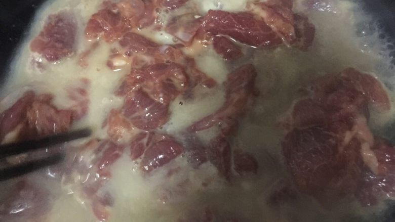 水煮肉片,里脊切片，加鸡蛋芡粉，煮之前外面再裹一层干芡粉，煮好以后捞出暂时放到一边