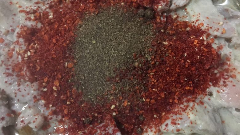 水煮肉片,油锅里先加大蒜，芹菜，蒜苗，放豆瓣，加水