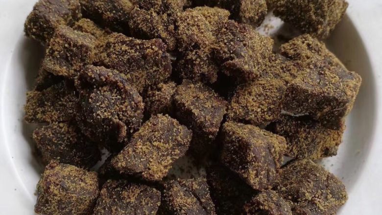 风味牛肉干,
腌好,进微波炉高火5min,拌一下,再放回去5min,最后取出加孜然粉(五香粉、辣椒粉、黑胡椒粉都可以,看个人口味啦)拌匀,再放回去高火3~5min。时间越长脱水越干,注意不要让它变焦了。