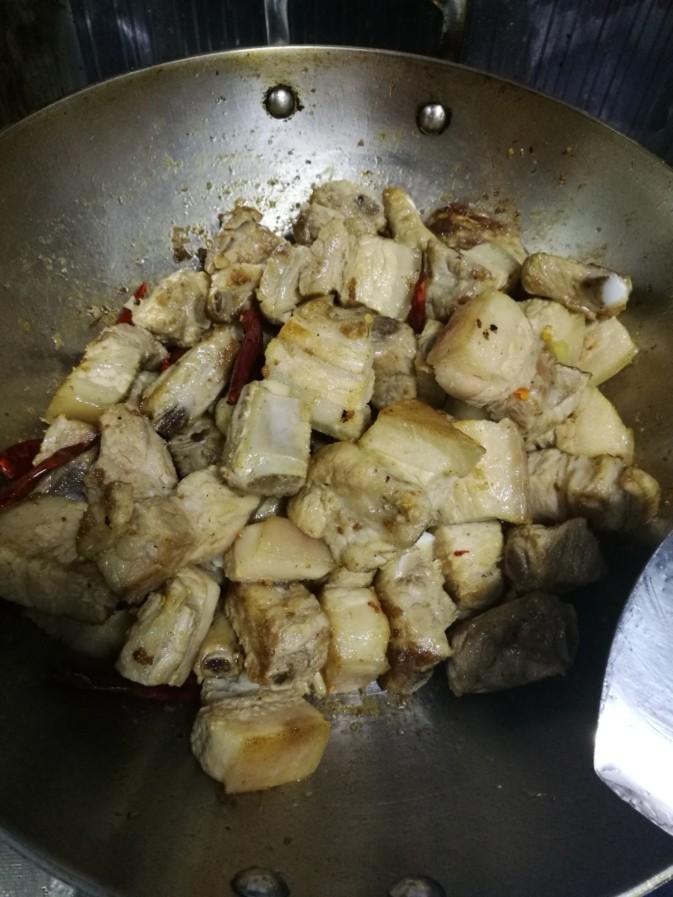 外婆红烧肉红烧排骨,我之所以选五花腩和排骨一起是为了排骨更好吃,排骨单独做我觉得没那么香,因为排骨上油脂少。