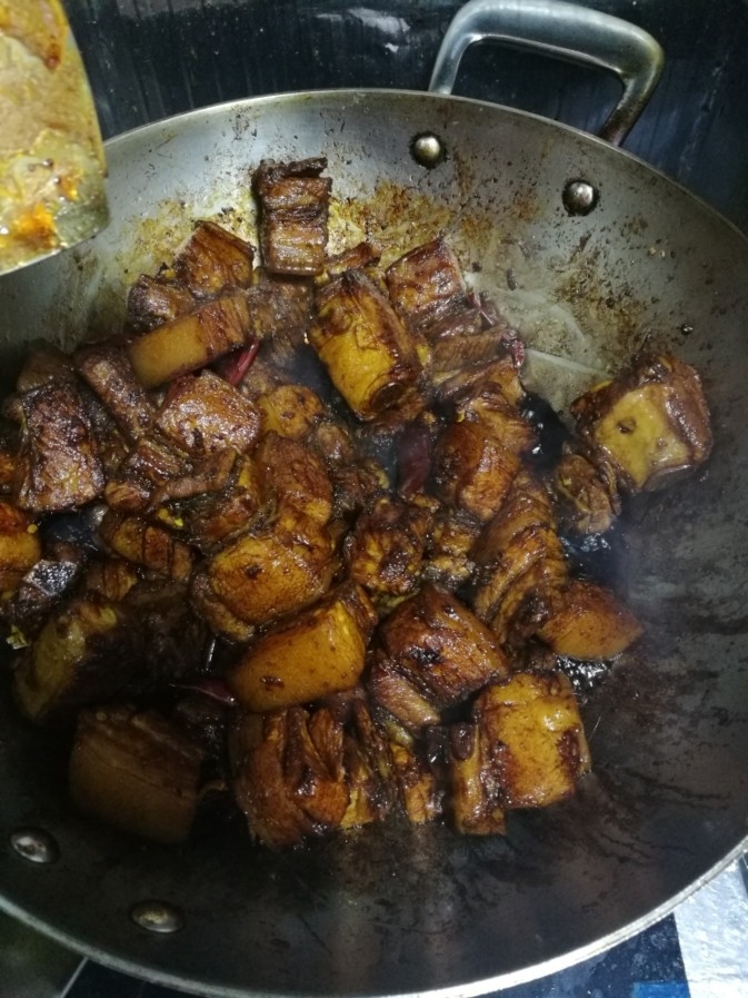 外婆红烧肉红烧排骨,出香味后倒入老抽和<a style='color:red;display:inline-block;' href='/shicai/ 788'>生抽</a>,这个过程也是要慢慢炒,注意千万不要沾锅了。