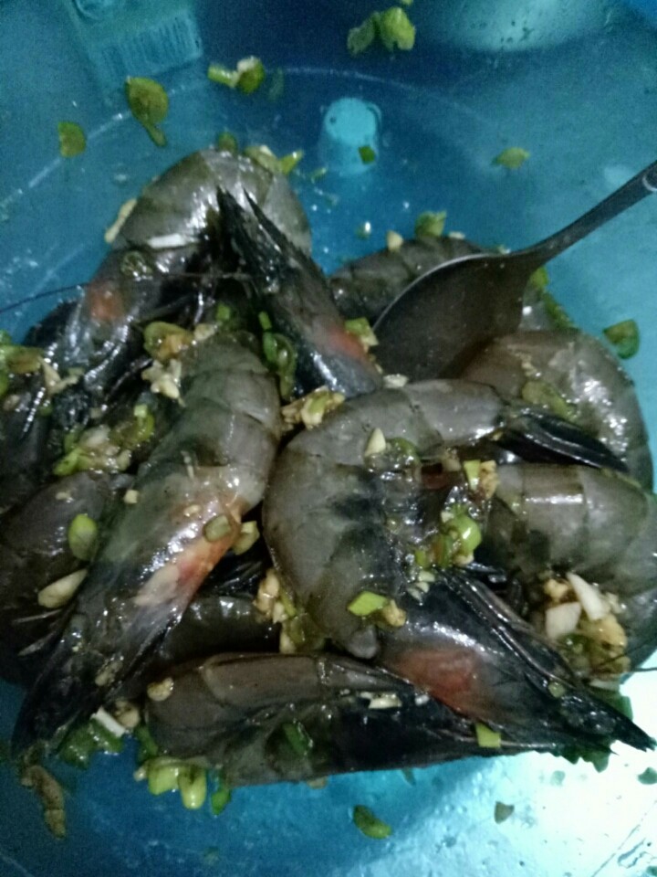 烤大虾,腌制时盖上保鲜膜，1小时，时间长更入味。