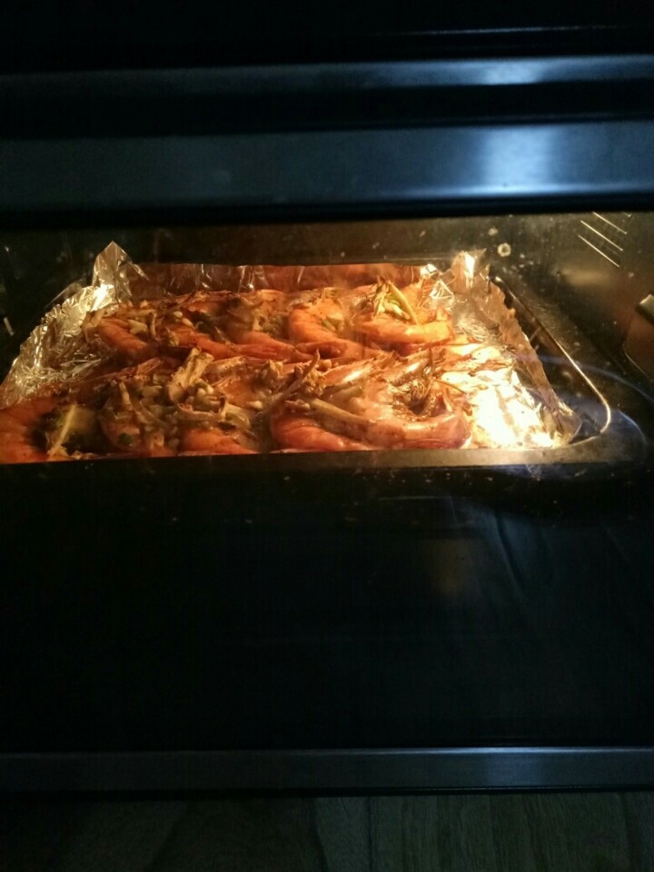 烤大虾,上下200度20分钟，我的虾比较大，要虾小15分钟就可以。家里没有孜然，要有的话烤时撒上点也可以提香哟。