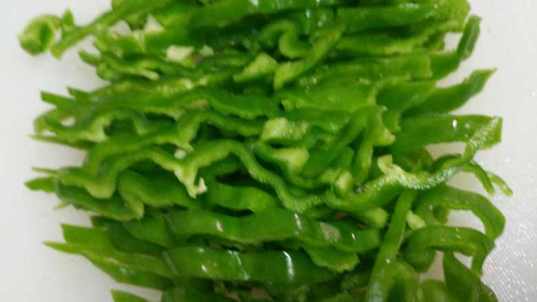 鱼香肉丝,麻椒，就是薄皮的大辣椒，切细丝，一定要麻椒做才好吃，尖椒不好吃，这个脆脆的，还有点辣。