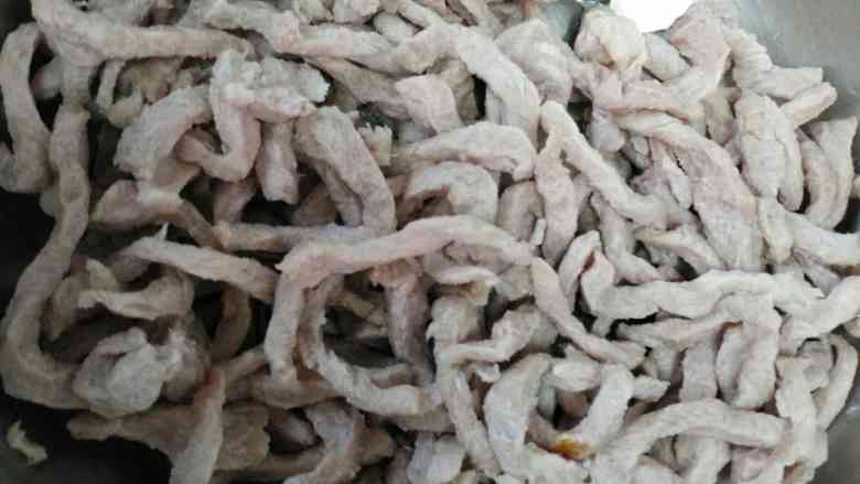 鱼香肉丝,<a style='color:red;display:inline-block;' href='/shicai/ 4430'>里脊肉</a>切丝焯水洗净，尽量切细点，冻一会比较好切。我这个有点粗了。着急做没冻不好切。