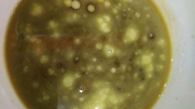 鱼香肉丝,调一碗汁，酱油醋大概4：1，再少加一点耗油，加麻油个人喜欢就多加点，不喜欢就少加点，感觉加了麻油特好吃，加一小勺糖正好，淀粉加点，不用太多，一勺多点就可以了。