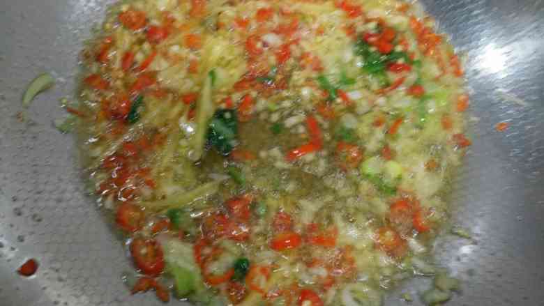 鱼香肉丝,葱姜蒜小米椒爆香