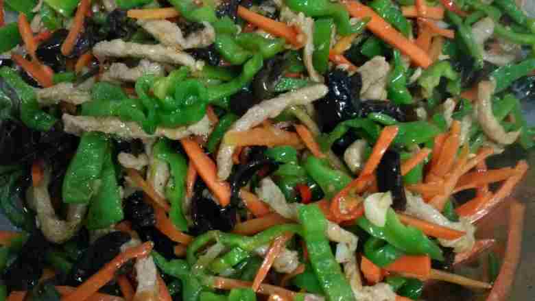 鱼香肉丝,菜下里加五香粉翻炒