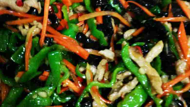 鱼香肉丝,炒有点软时加料汁继续翻炒