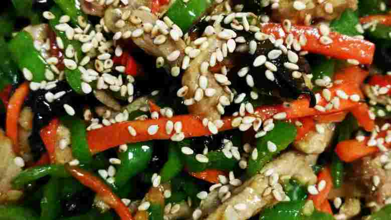 鱼香肉丝,撒点芝麻翻炒均匀