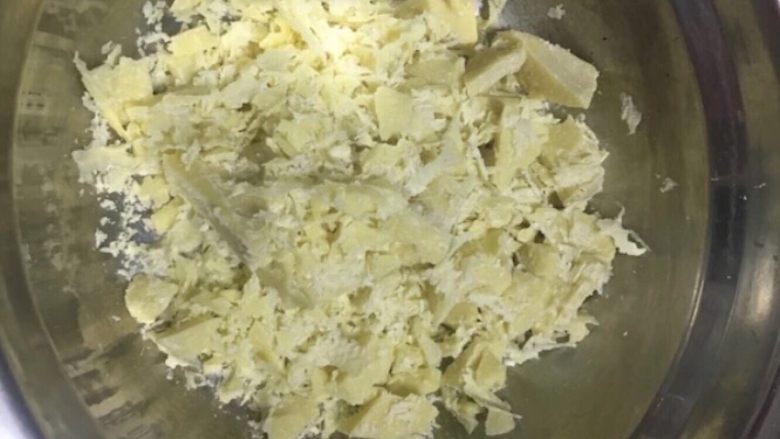 天然水果彩色巧克力(原材料做起的),可可脂尽量弄碎点,这样好融化一些
