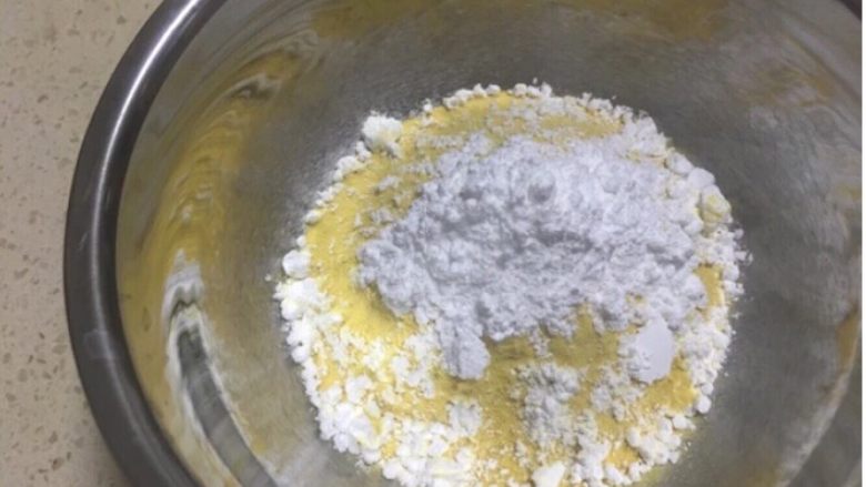 天然水果彩色巧克力(原材料做起的),加入糖粉,拌匀备用