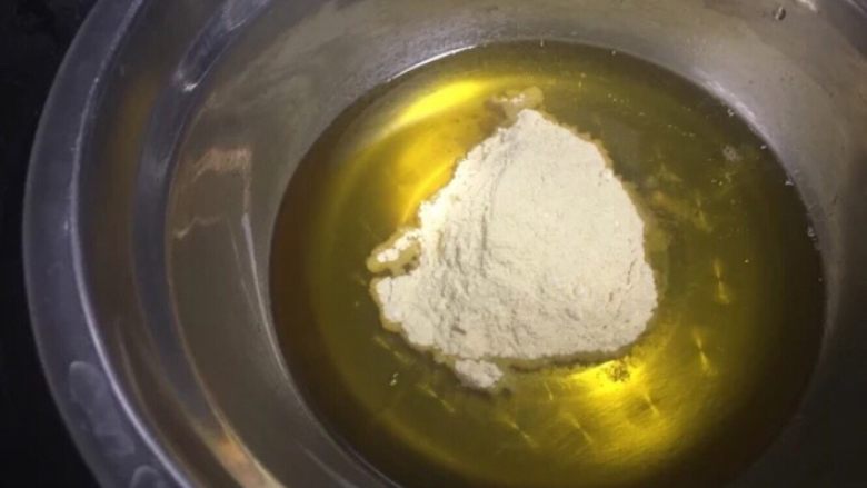 天然水果彩色巧克力(原材料做起的),拌匀后的粉粉倒入已经完全融化的可可脂里,搅拌,多搅拌一会,一定要把糖粉完全融化,不然口感不够顺滑