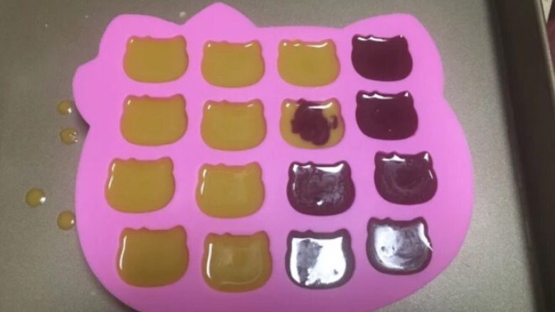 天然水果彩色巧克力(原材料做起的),倒入模具,这些量只够做十个的,我又做了六个覆盆子冻干粉的,用量比例和方子相同,按比例加减就行,放冰箱冷藏一个小时以上