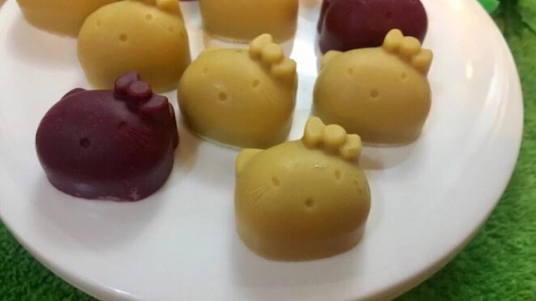 天然水果彩色巧克力(原材料做起的),脱模,因为是纯可可脂的,熔点很低,不要离开冰箱,吃的时候再拿出来