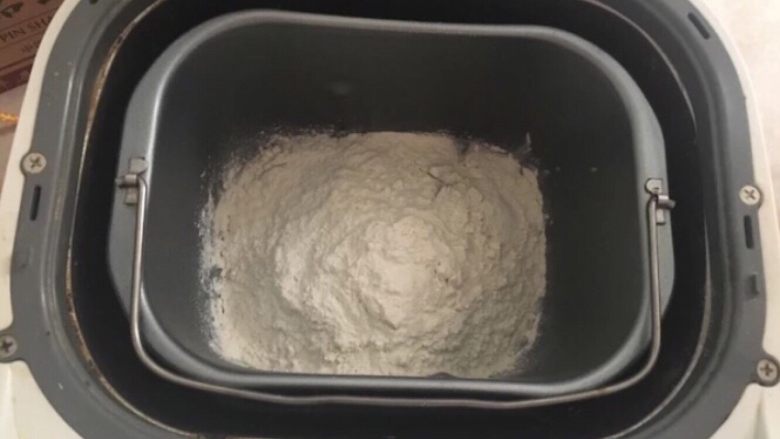圣诞老人,将白面团的用料投入面包桶,和面20分钟就行
