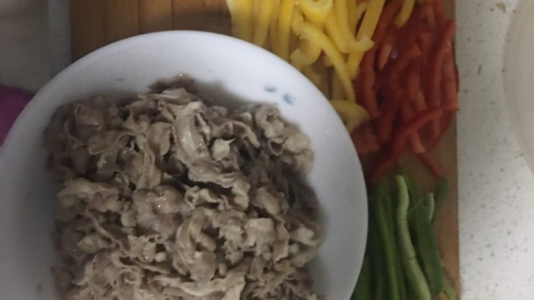 彩椒炒羊肉,所有椒切丝，<a style='color:red;display:inline-block;' href='/shicai/ 329'>羊肉</a>煮熟。