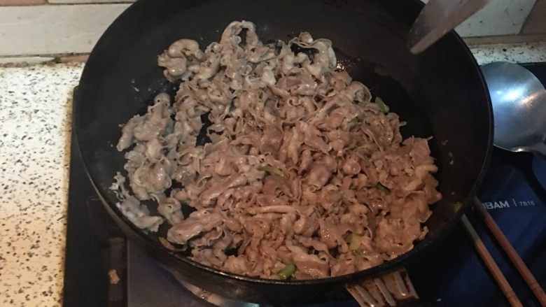 彩椒炒羊肉,加少油，加<a style='color:red;display:inline-block;' href='/shicai/ 3250'>葱</a>，加羊肉翻炒。